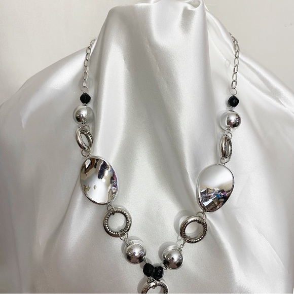 PAPARAZZI NWT mixed media medium length necklace w/ bonus earrings black. - Picture 2 of 5